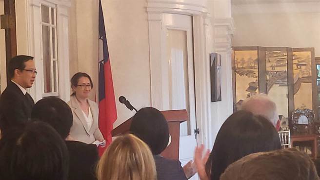 台湾驻美代表萧美琴美东时间18日晚间出席国家交响乐团在双橡园的音乐会，她表示透过文化交流，让各界看见台湾的软实力。（李欣恬摄）