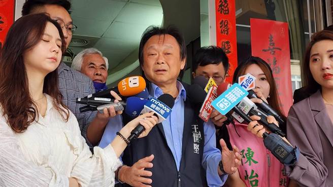 对于立委何志伟提告，台北市议员王世坚多次喊话，「何志伟别闹了省省吧」，别再用一哭二闹三提告的老伎俩。（刘彦宜摄）