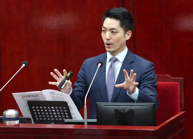 图为台北市长蒋万安13日赴台北市议会进行施政报告。（资料照,郑任南摄）