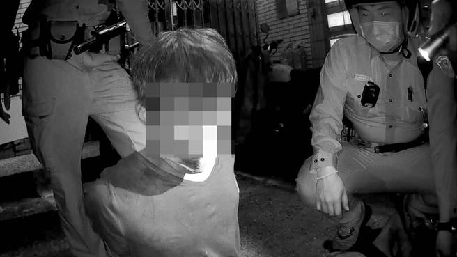 桃园33岁王姓男子酒驾还没戴安全帽，警方拦查还一路违规逃逸，最后还是被警方逮捕。（翻摄照片）