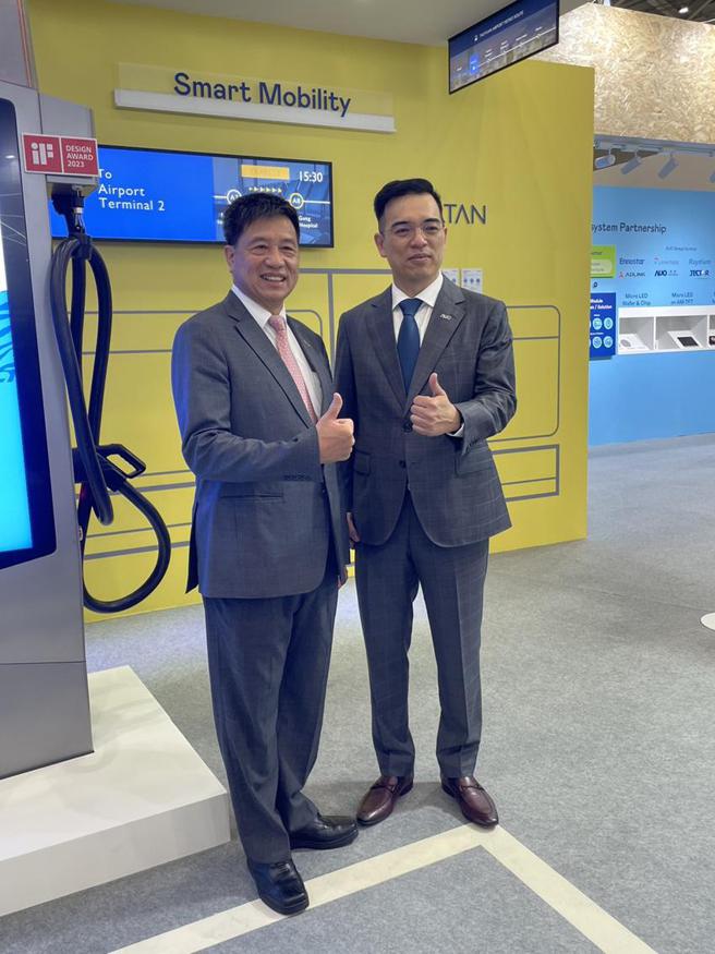 （友达在Touch Taiwan展出一系列车用解决方案。左为友达董事长彭双浪、右为执行长柯富仁。图／袁颢庭）