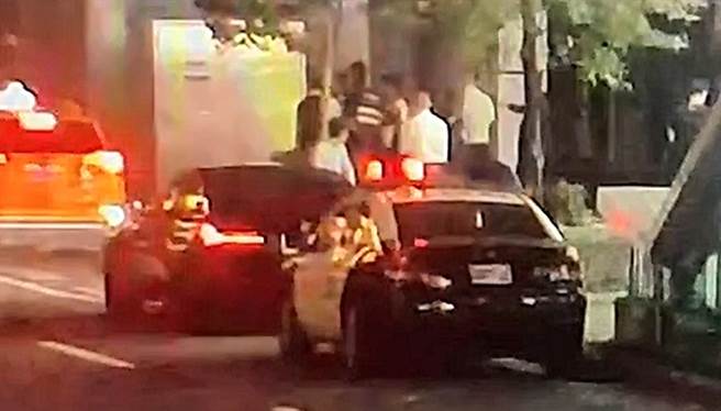 醉汉在东区酒店外脱序咆哮、踹车，员警立即上前处理。（翻摄画面）