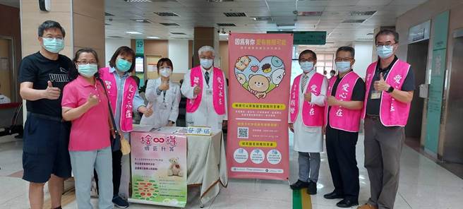 台北荣民总医院新竹分院院长陈曾基（左五）、副院长陈炫达（左六）、社工室主任萧正文（左七）及台北荣民总医院器捐移植小组资深协调师廖丽凤（左三）一同与乡亲热情参与器官捐赠宣导活动。（北荣新竹分院提供／邱立雅竹县传真）