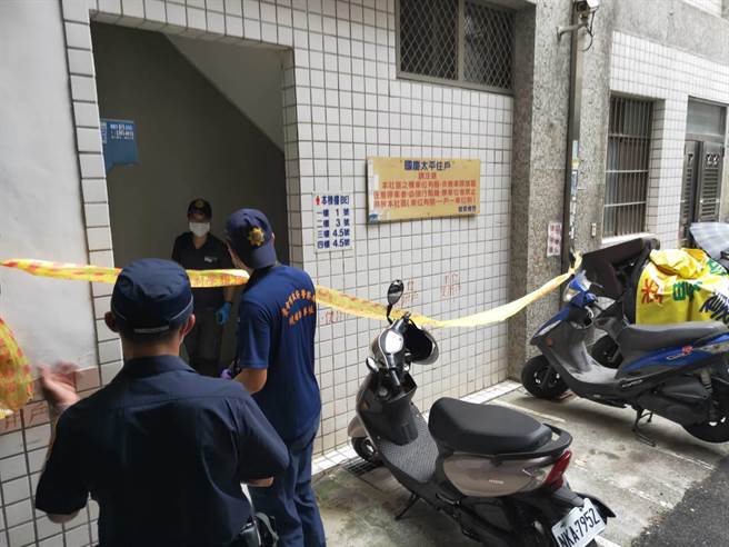 48岁李姓女子19日因不堪受到63岁李姓男子追求，打电话给44岁现任男友杨男前来于李女屋内谈判，2男疑一言不合持菜刀互砍。（民眾提供／潘虹恩台中传真）