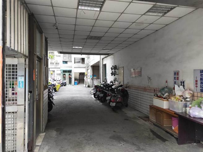 48岁李姓女子19日因不堪受到63岁李姓男子追求，打电话给44岁现任男友杨男前来于李女屋内谈判，2男疑一言不合持菜刀互砍。（民眾提供／潘虹恩台中传真）