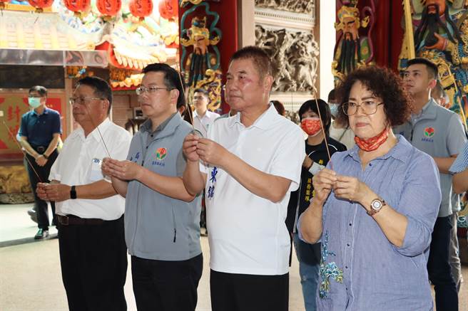苗栗县长锺东锦等人祈求桐花婚礼顺利圆满。（苗栗县政府提供／李京升苗栗传真）