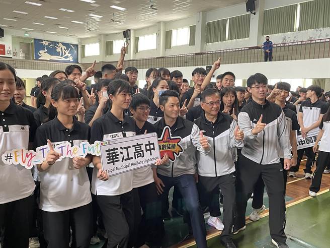 台北市教育局长汤志民今出席全国中等学校运动会圣火传递及授旗典礼。（蔡佩珈摄）