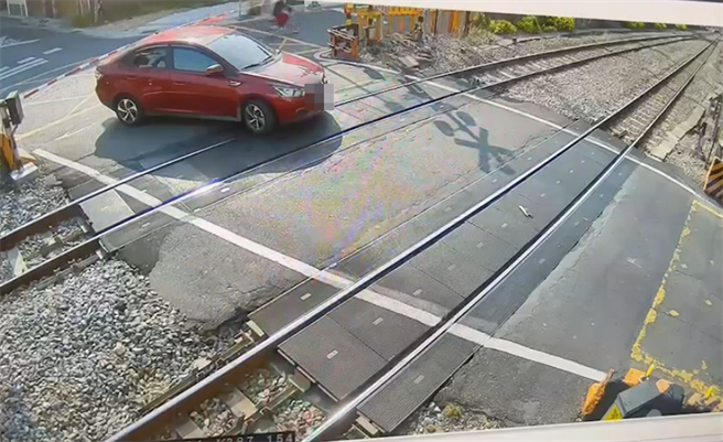 小客车一度停留在平交道上。（翻摄照片／高雄洪靖宜传真）