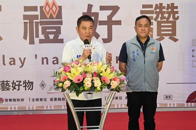 苗栗县长锺东锦（左）对于弹劾案表示尊重，并指依法行政。（李京升摄）