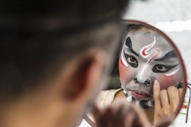 新竹遶桐花在关西分驻所的《一日戏妆》活动，自己变脸cosplay。（罗浚滨摄）