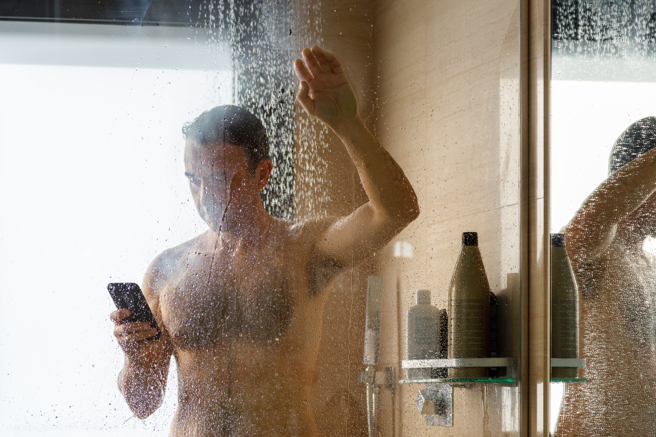 一名网友日前洗澡时把手机带进浴室，没想到在拿浴巾时，手机当场摔落砸中下方马桶，马桶当场裂开，被砸出3块碎片。（示意图/shutterstock）