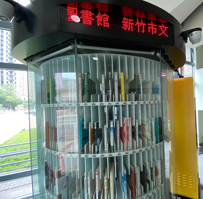 为响应4月23日「世界阅读日」新竹市书馆将于23日办理玫瑰与图书的赠奖活动，当日借阅5本图书以上就有好礼。（陈育贤摄）