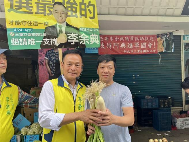 民进党新北第三选区（三重区）立委初选民调进入倒数阶段，拟参选人、新北市议员李余典在最后几天再次进入市场拜票寻求支持。(黄敬文翻摄)