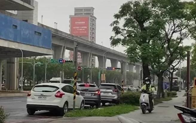 桃市停车收费员逆向骑人行道开单。(翻摄照片／吕筱禅桃园传真)