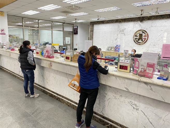 金門接連傳出有民眾遭假金融機構行員詐取金融卡案，幸發卡銀行警覺列為警示帳戶緊急凍結，存款才免遭詐領一空。(示意圖／于家麒攝)