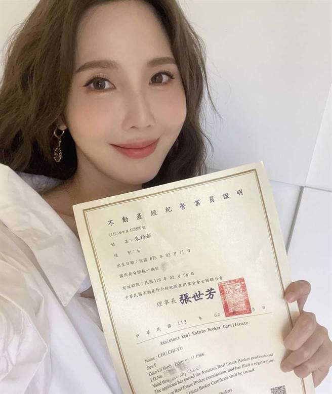 朱琦郁考上房地产执照，让自已主持节目更加专业。（朱琦郁提供）