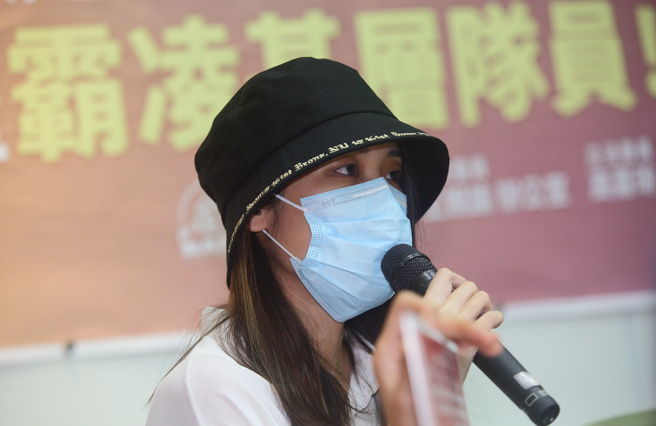 宜兰县消防局南方澳分队一名彭姓队员（如图）去年12月在分队受到性骚扰，经医师诊断为急性创伤压力反应，应休养2个月，但宜县消防局在调查中却对受害人言语压迫，更认定备勤时间不属于工作时间，因此未使用性别工作平等法处理。当事人欲申请公伤假被驳回，甚至被迫离职，彭姓受害者在立委帮助下19日召开记者会，哽咽述说自己的遭遇。（张铠乙摄）