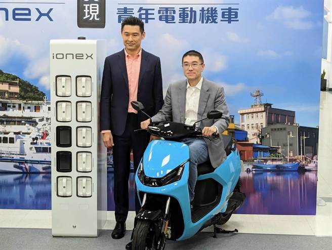 在董事长柯胜峯（左）带领下，光阳集团19日上午拜会基隆市政府，基隆市长谢国梁（右）表示感谢光阳集团的参与。（张志康摄）