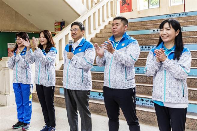 县长杨文科在全中运新竹县代表队授旗仪式当场宣布，「奖金加码金牌Double」，获全场热烈拍手叫好。（罗浚滨摄）
