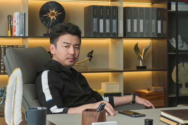 雷佳音被观眾封「最忙霸道总裁」。（中天娱乐台提供）