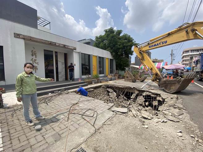 市议员余柷青通报水利局抢修，并到场关心天坑抢修进度。（曹婷婷摄）