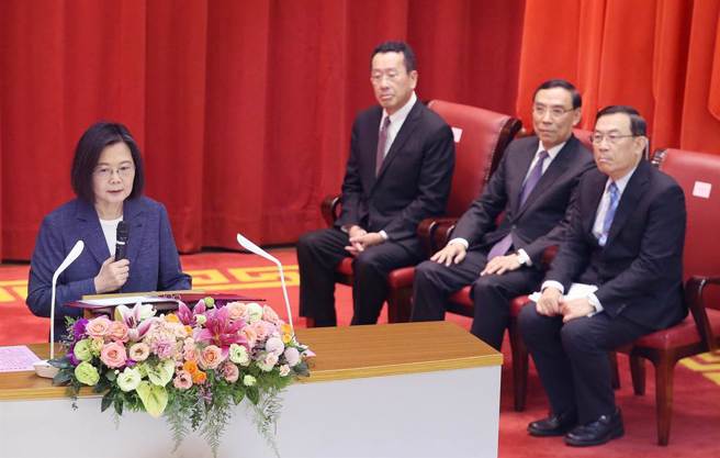 检察总长邢泰钊（右起）、法务部长蔡清祥与国安会秘书长顾立雄19日陪同蔡英文总统出席调查局调查班第59期结业典礼，蔡英文致词时勉励学员秉持专业、中立，以符合人民对调查局的期待。（范扬光摄）