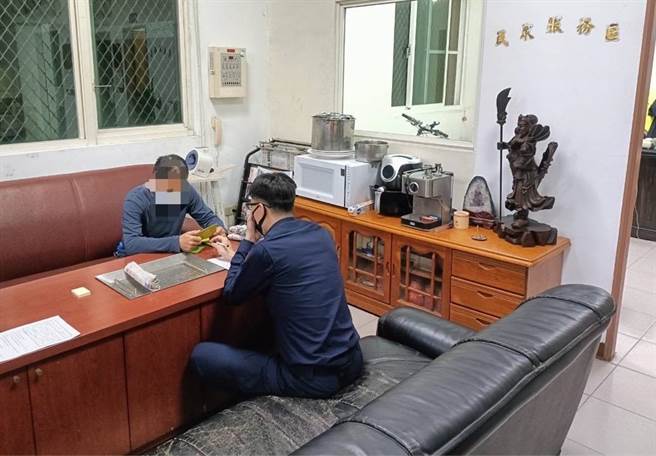 王男懷疑其母親的6000元遭盜領，向警方報案。（基隆市警察局提供／徐佑昇基隆傳真）