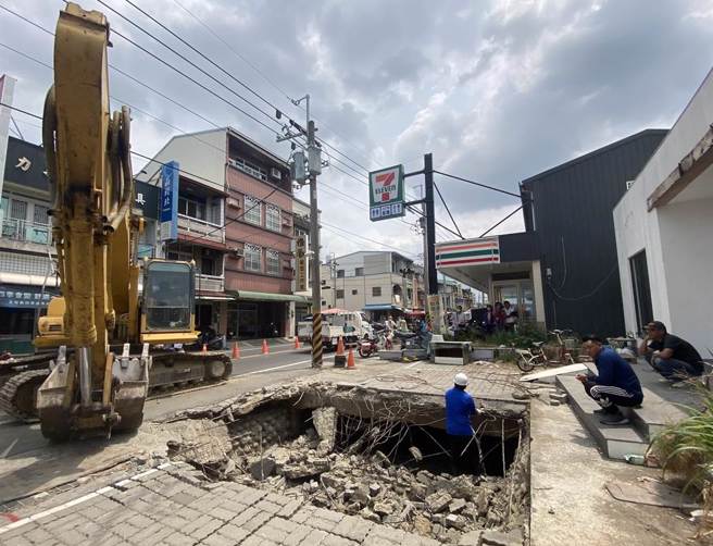 新化信义路菜市场紧邻超商处的路面惊现天坑。（曹婷婷摄）