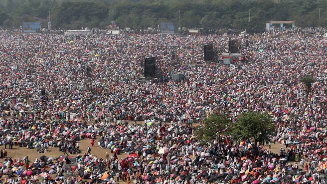 在印度孟买附近举办的一场颁奖活动上，超过100万人在超过摄氏38度的高温下曝晒5个小时，导致11人中暑死亡。（路透社）