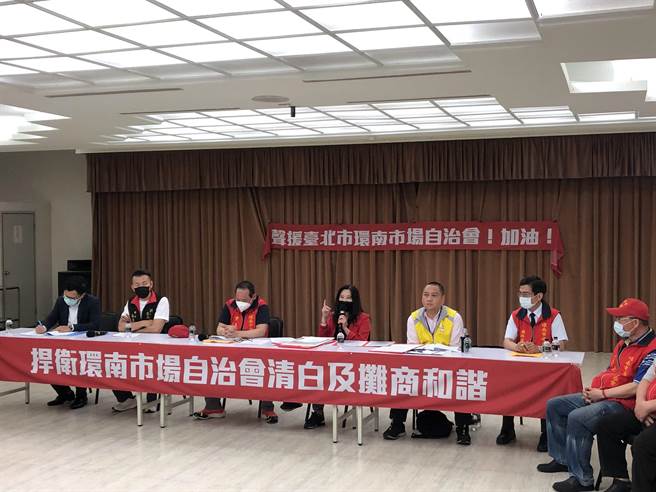 北市议员应晓薇19日与环南市场自治会长会长林胜东开会，说明电费争议原委。（张芷瑜摄）