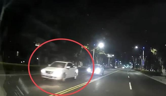 白色小客车就突然停在大马路上。（翻摄照片／高雄洪靖宜传真）