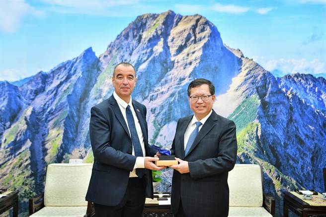 行政院副院长郑文灿今日接见法国国民议会友台小组主席博多黑（Eric Bothorel）访团。（行政院提供）