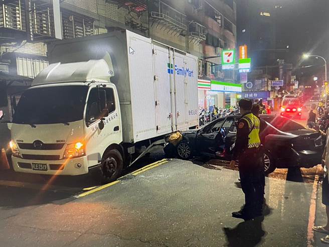 新北29歲邱姓男子今(19日)凌晨駕駛賓士車欲駛出社區的地下停車場，結果疑似爬坡時車速過快，一駛出路口即撞上眼前的物流貨車。(黃敬文翻攝)