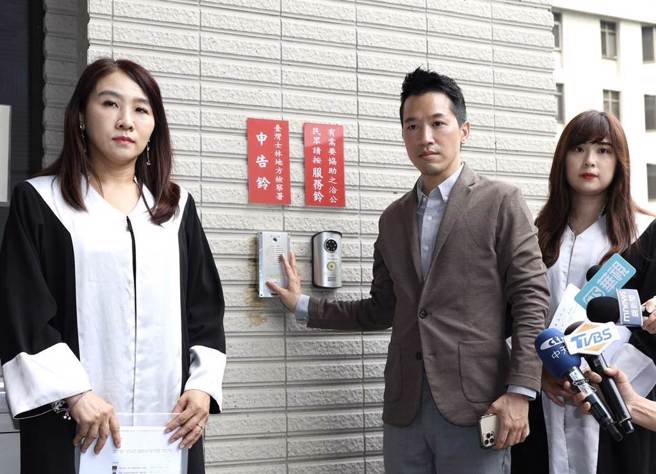 台北市议员王世坚与立委何志伟之间的战火越演越烈，现在何志伟更上法院告王世坚。（陈俊吉摄）