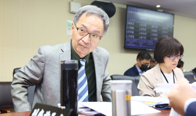 衛福部長薛瑞元（左）日前在嘉義高中校慶致詞講「立法院啥米死人骨頭攏有」引發國民黨立委不滿，但他日前回應時又說「天龍國的人聽不懂台語就過度引申」更添爭議。薛19日出席立法院社福衛環委員會重申「死人骨頭」這句話本身沒有罵人的意思。（張鎧乙攝）