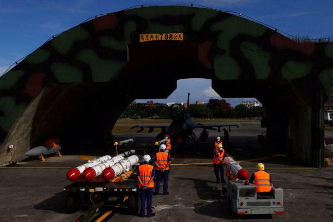 郭正亮认为，台湾买了400枚岸基鱼叉飞弹成了冤大头，图为国军空射型鱼叉飞弹。（图 / 路透）