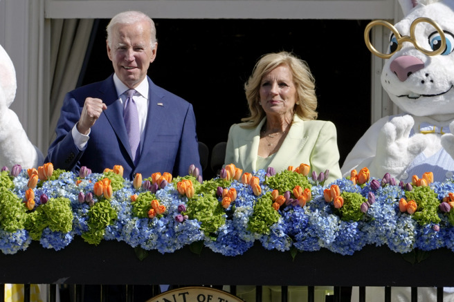 根据拜登与第一夫人吉儿（图右，Jill Biden）的联合申报表，他们2022年总收入将近58万美元，比前一年申报少了3万美元。（图/ 美联社）