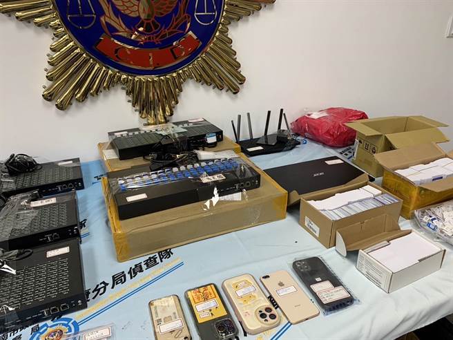 永康警分局19日宣布破获一处无人式自动化管理诈骗机房，查扣数千张澳门、越南人头电话卡、DMT设备等证物。(警方提供／曹婷婷台南传真)