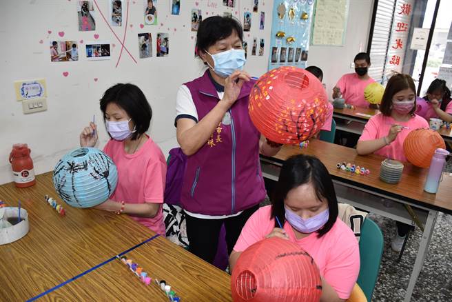 头份市长罗雪珠19日上午与慢飞天使们一同彩绘灯笼。（谢明俊摄）
