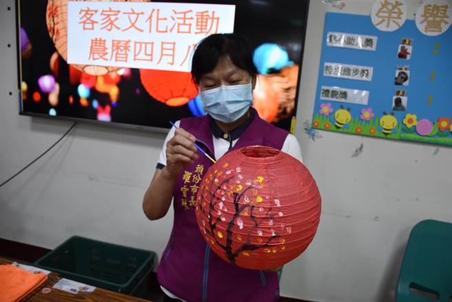 头份市长罗雪珠19日上午与慢飞天使们一同彩绘灯笼。（谢明俊摄）