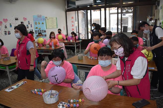 头份566慢飞天使们聚精匯神地彩绘灯笼来参加头份4月8活动。（谢明俊摄）