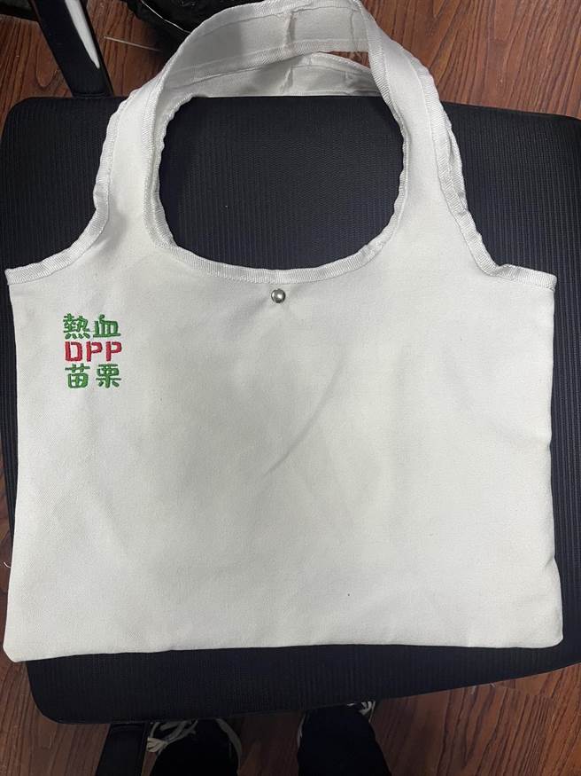民进党苗栗县党部发起捐血活动，要送捐血者环保帆布袋。（民进党苗栗县党部提供／谢明俊苗栗传真）