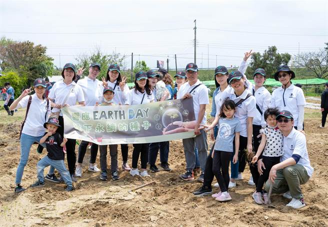 冠军建材「响应Earth Day 种下永续的种子」，并邀请同仁携手家中宝贝，大手牵小手一起种下永续种子。（冠军建材提供／谢明俊苗栗传真）