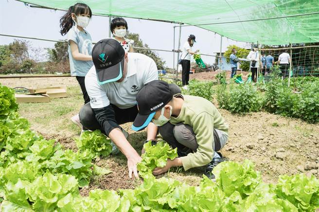 冠军建材「响应Earth Day 种下永续的种子」，并邀请同仁携手家中宝贝，大手牵小手一起种下永续种子。（冠军建材提供／谢明俊苗栗传真）