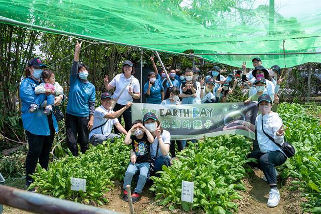冠军建材「响应Earth Day 种下永续的种子」，并邀请同仁携手家中宝贝，大手牵小手一起种下永续种子。（冠军建材提供／谢明俊苗栗传真）