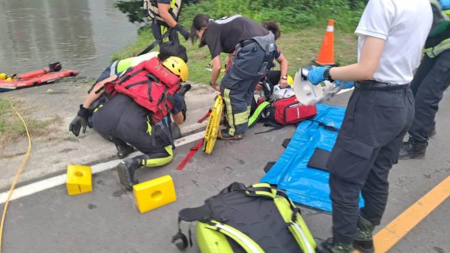 新北市消防局今日下午接获通报，报案人称自己的父亲从台65线快速道路坠入大汉溪。(黄敬文翻摄)