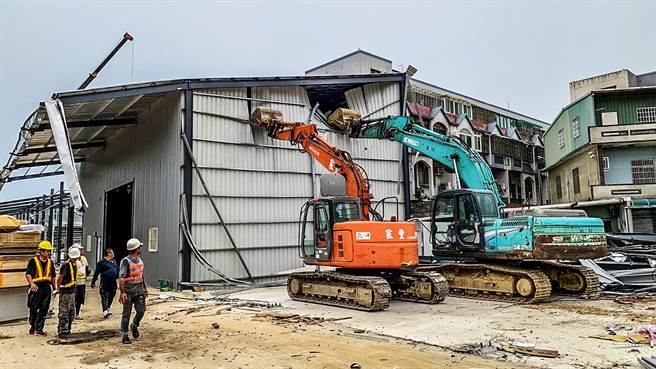 新竹县对农地违章施铁腕，2部怪手强制拆除湖口乡德丰路一处6百多坪的农地仓库。（罗浚滨自访）