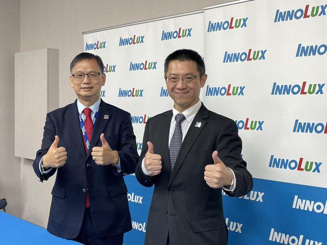 （群創在Touch Taiwan分享後續生產規劃。左為總經理楊柱祥、右為董事長洪進揚。圖／袁顥庭）