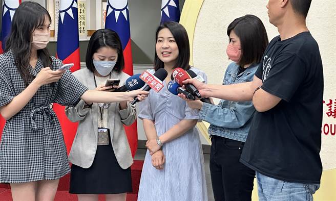 徐巧芯19日揭露，民进党第七选区电话民调是以她当假想敌，而现在民进党没公布对比式民调数据，「合理怀疑三家民调公司，我应该都是胜出的。」（丁上程摄）