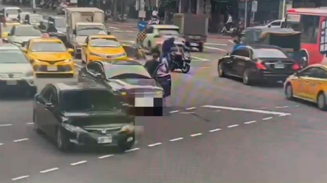 骑士遭撞后，若无其事地自行骑车离开。（翻摄照片／林郁平台北传真）